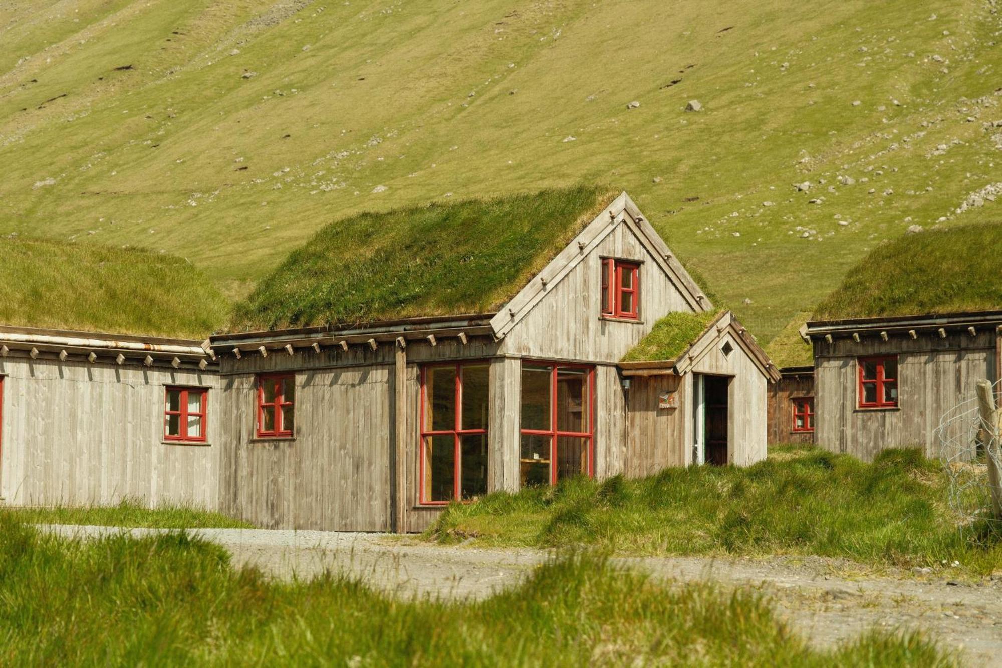 Mulafossur Cottages By Famous Waterfall In Gasadalur Экстерьер фото